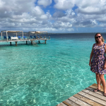 Collega Joanne van WRC Reizen op een steiger met blauwe zee op de achtergrond