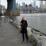 Collega Irene Hummel van WRC Reizen met op de achtergrond de skyscrapers van New York en een brug