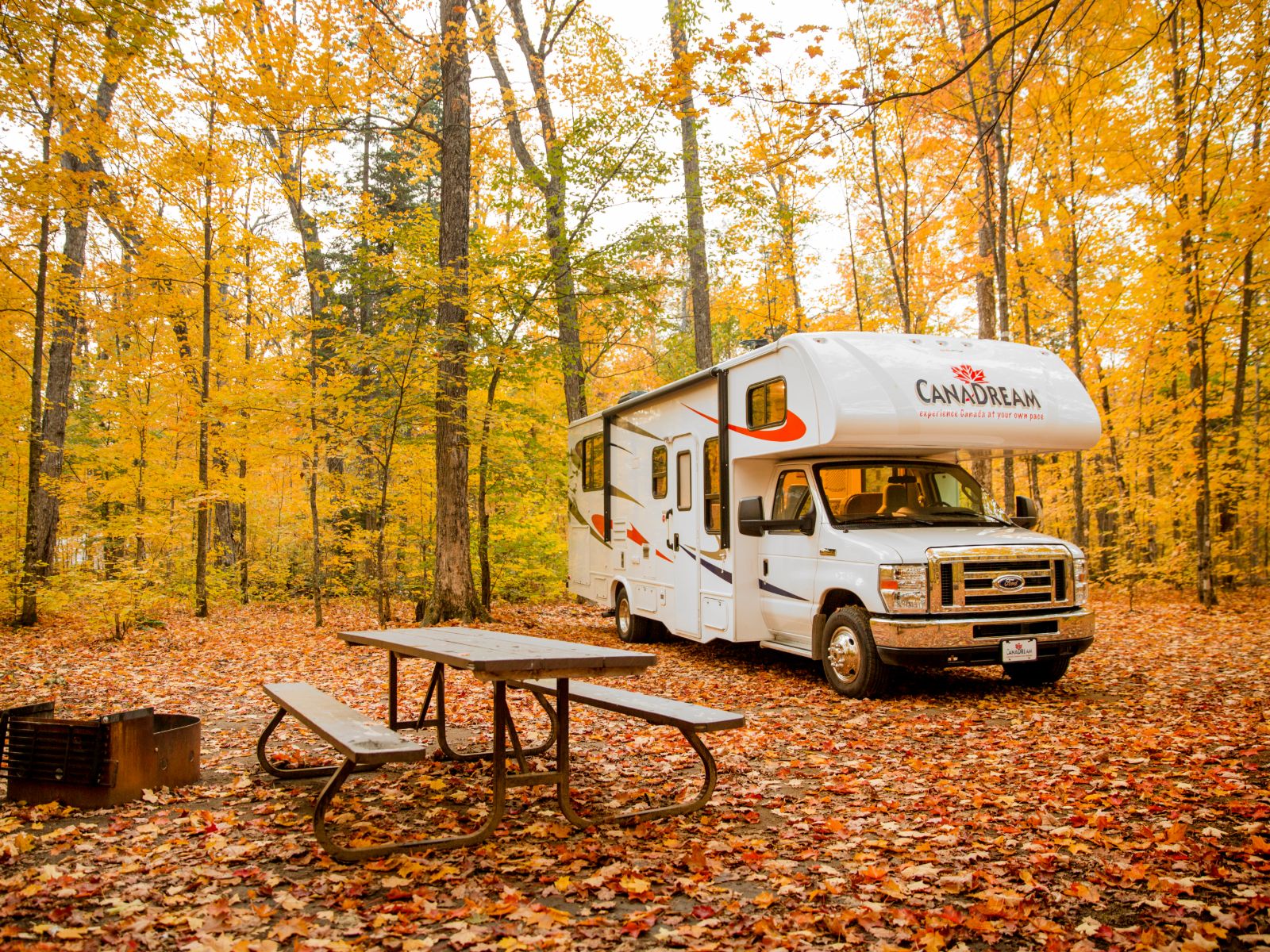 Midi Motorhome MHB Canadream Exterior Scenic Fall Camping (1)