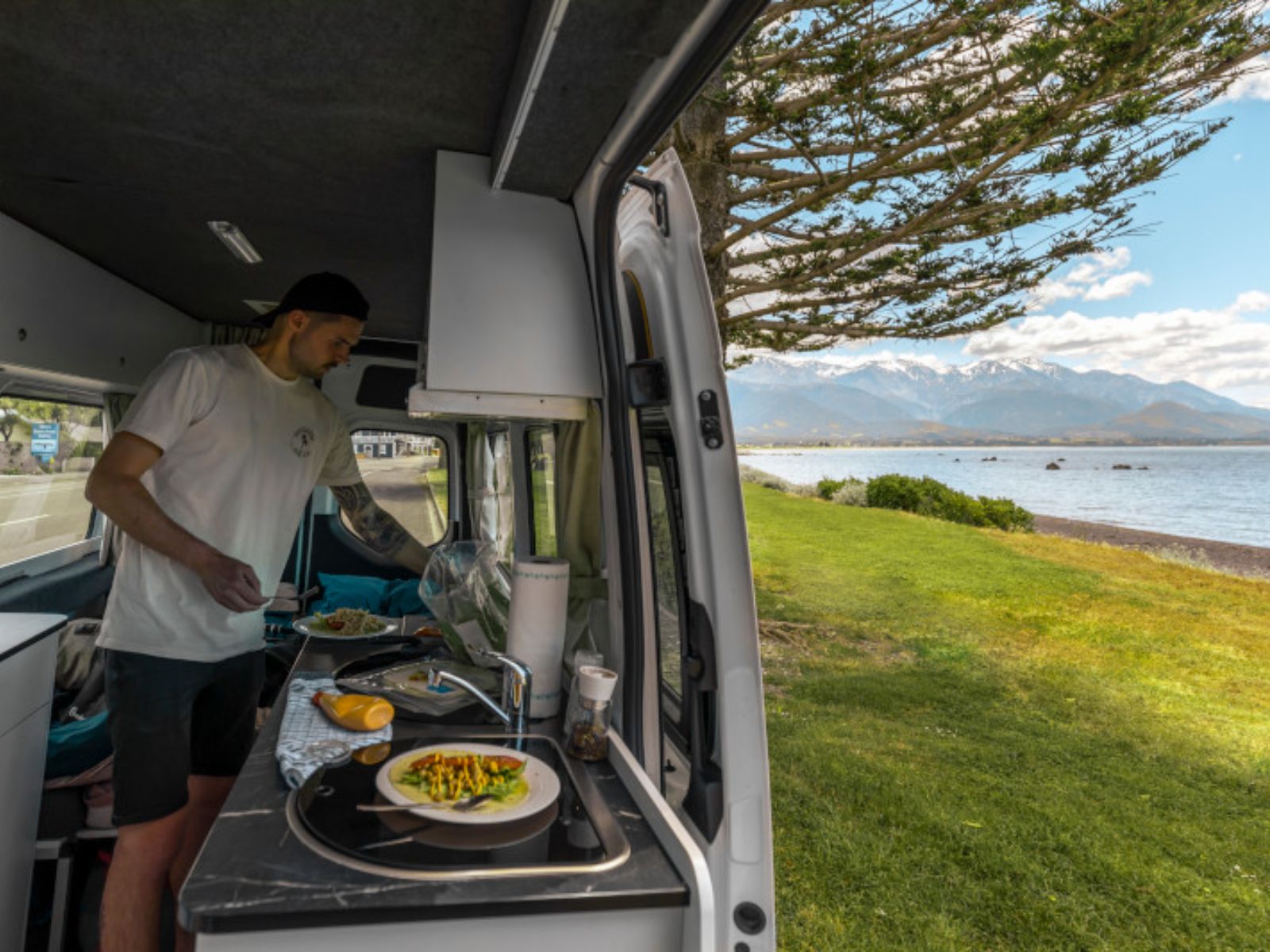 2 Berth Deuce Mighty Campers NZ Keuken