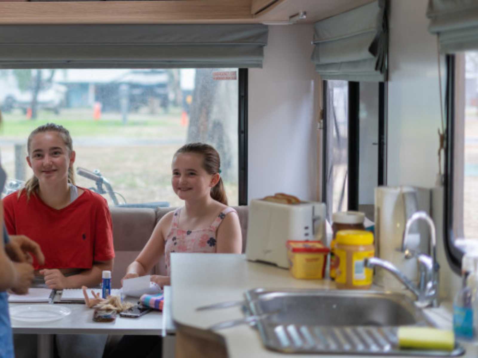 4 Berth Double Up Mighty Campers AU Keuken 2