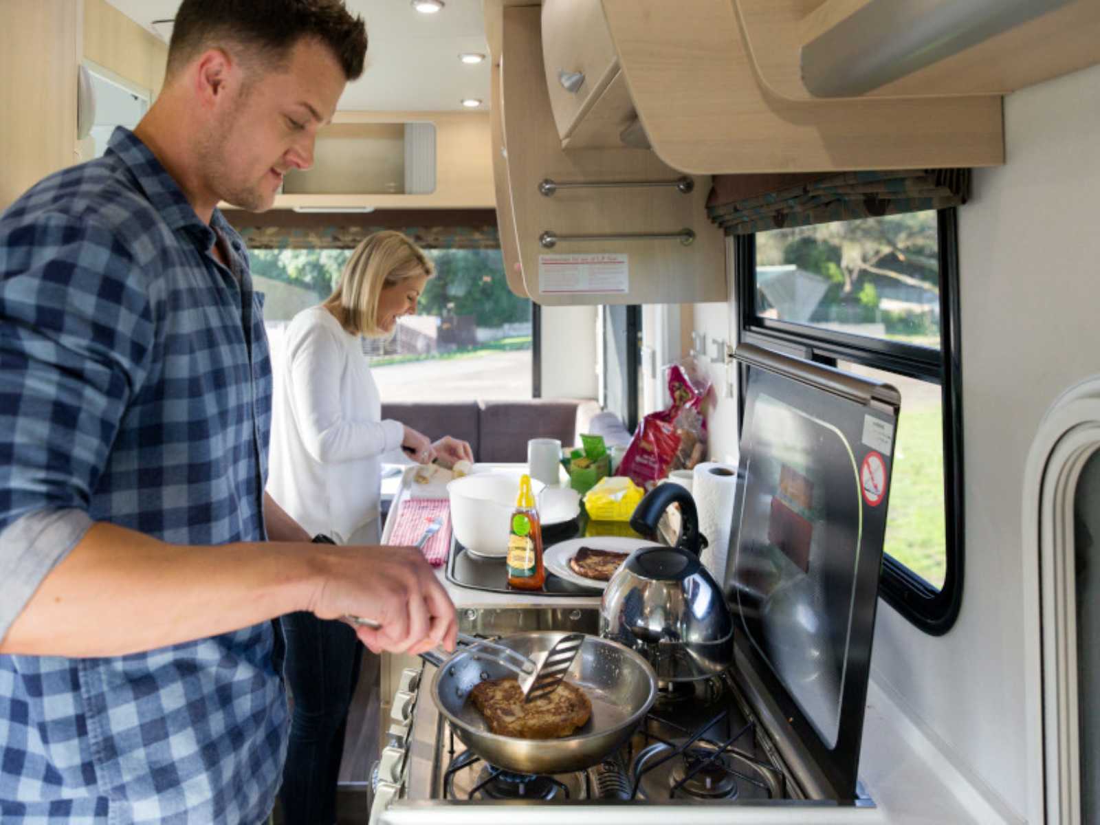 4 Berth Double Up Mighty Campers NZ Keuken