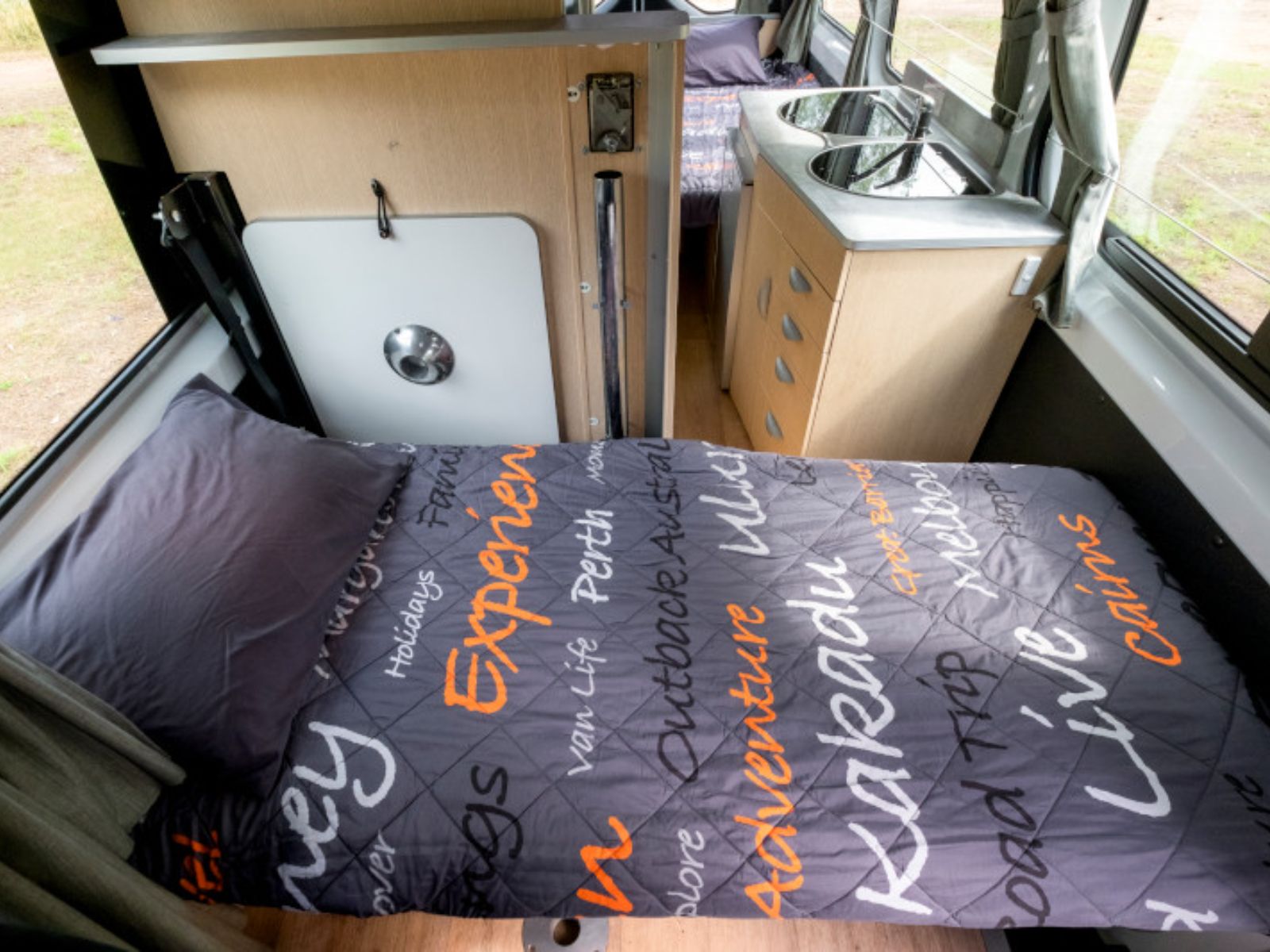 De Euro Plus camperbus van Apollo is ontworpen voor een gezin van 2 volwassenen en een kind.