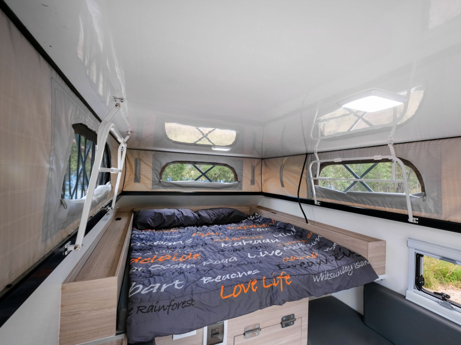 Britz, 2 Berth Maverick 4WD Slaapgedeelte