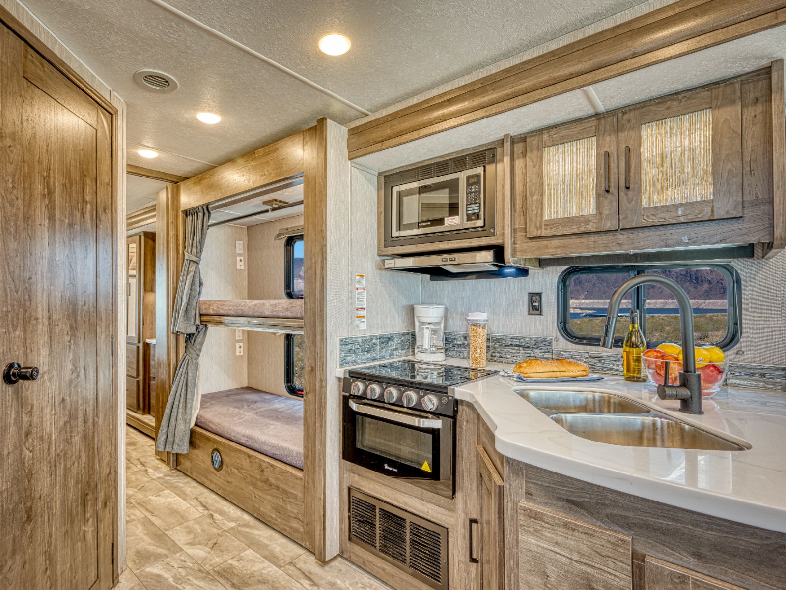 El Monte, Class A Luxury Sleeper Keuken