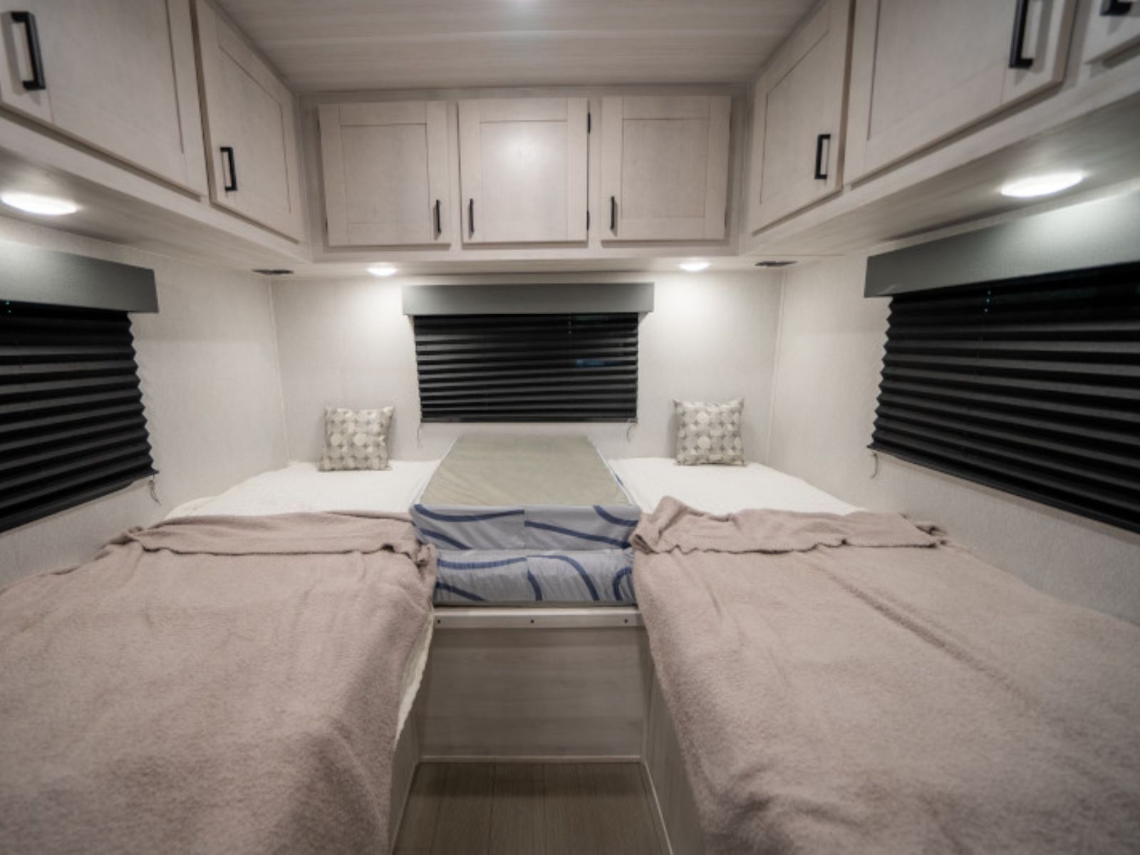 Canadream Large Motorhome MHL Interior Slaapruimte Aparte Bedden