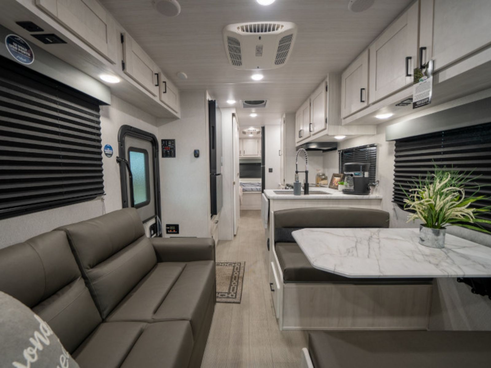 Canadream Large Motorhome MHL Interior Zithoek