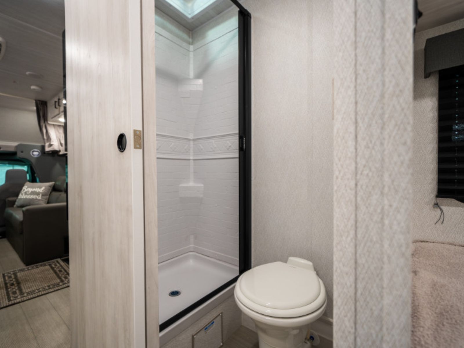 Canadream Large Motorhome MHL Toilet En Douche